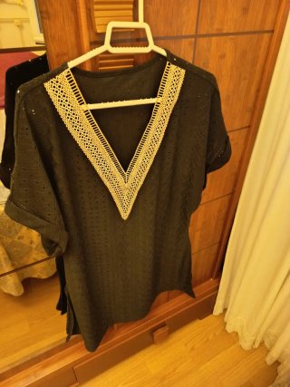 Camiseta Negra y Beis Talla 42