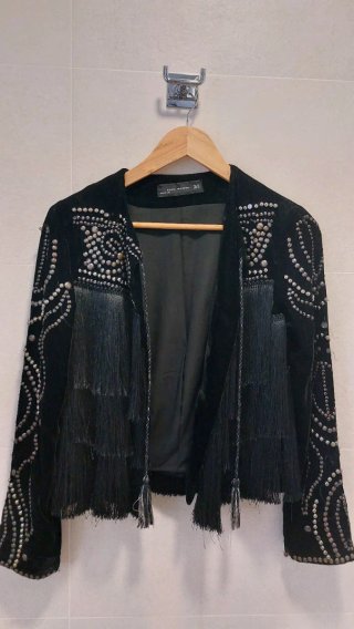 Chaqueta Negra Zara con Flecos y Tachuelas