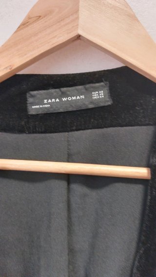 Chaqueta Negra Zara con Flecos y Tachuelas