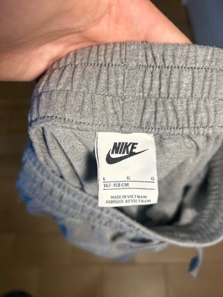 Pantalón corto Nike gris