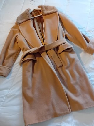 Abrigo largo camel con cinturón y cuello de pelo
