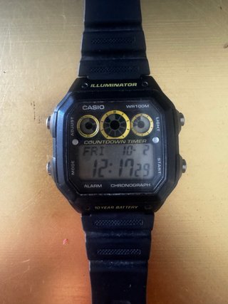 Reloj Casio AE-1300WH Módulo 3426 Negro y dorado