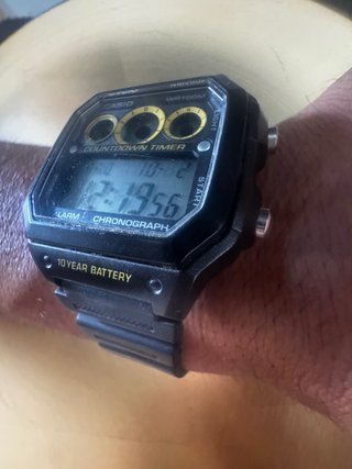 Reloj Casio AE-1300WH Módulo 3426 Negro y dorado