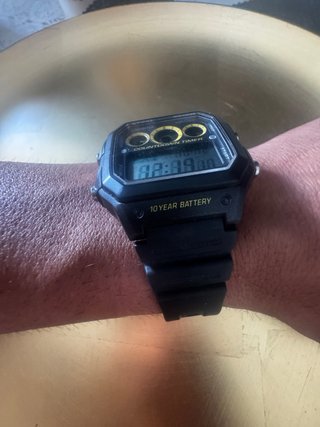 Reloj Casio AE-1300WH Módulo 3426 Negro y dorado