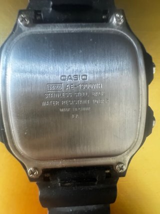 Reloj Casio AE-1300WH Módulo 3426 Negro y dorado