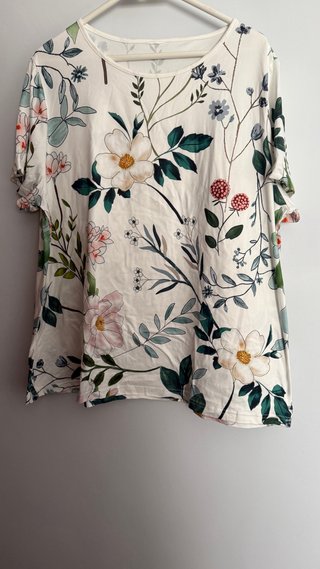 Camiseta con estampado floral y mallas