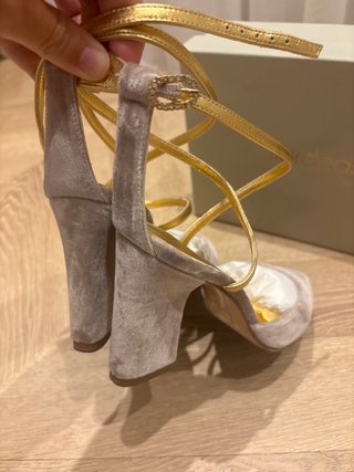 Tacones flor de asoka