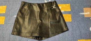 Falda pantalón negra efecto piel.