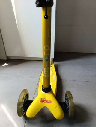 Patinete infantil Mini Micro amarillo LED