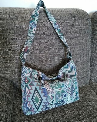 Borsa media in tessuto fantasia con cerniera