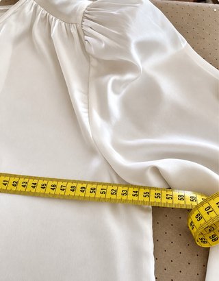 Blusa de raso blanca manga larga