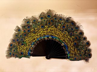 Abanico de plumas de pavo real hecho a mano