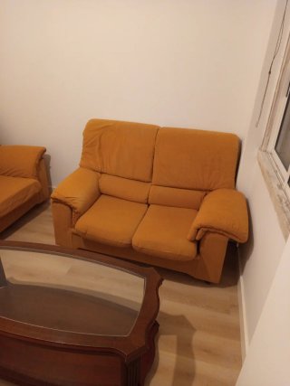 Sofá de tela naranja y mesa de centro