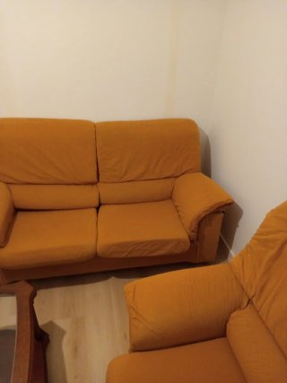 Sofá de tela naranja y mesa de centro