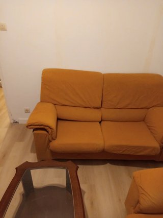 Sofá de tela naranja y mesa de centro
