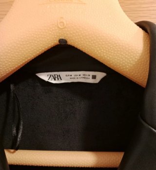Mono polipiel negro Zara con cinturón