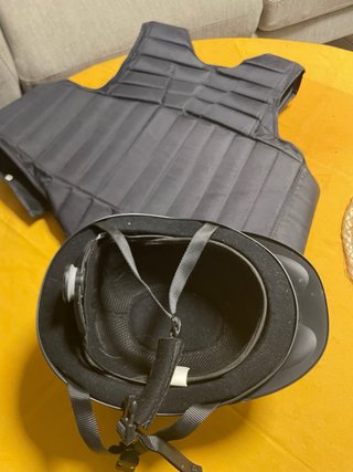 Chaleco de Protección Hípica, casco y botas