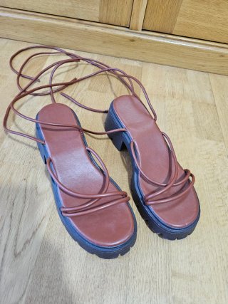Sandalias Marrones con Cordones