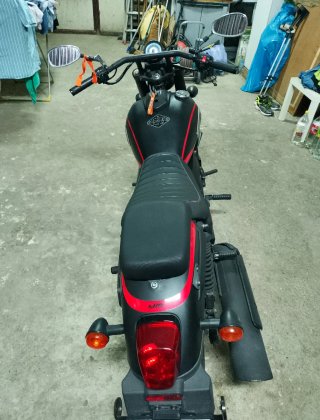 Moto UM renegade vegas 125 custom Negra y Roja