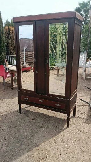 Ropero Antiguo de Madera con Espejo