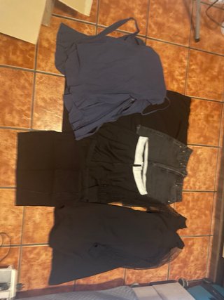 Caja con 48 prendas de ropa
