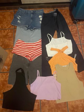 Caja con 48 prendas de ropa