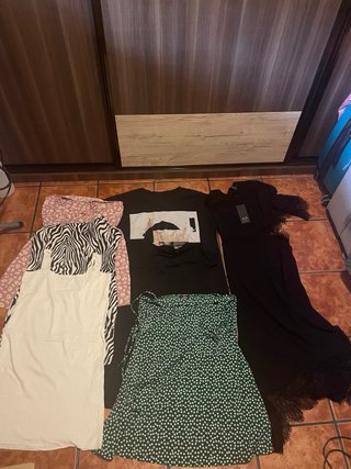 Caja con 48 prendas de ropa