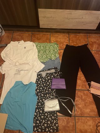 Caja con 48 prendas de ropa