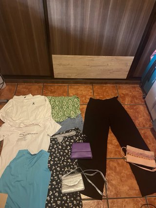 Caja con 48 prendas de ropa