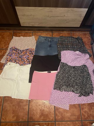 Caja con 48 prendas de ropa