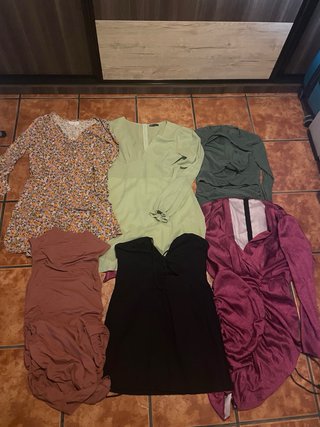Caja con 48 prendas de ropa