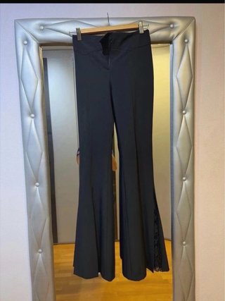 Pantalón de vestir acampanado negro con encaje