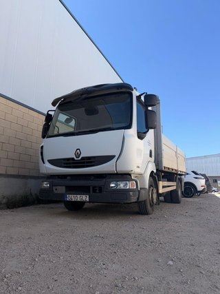 Renault Midlum 220.10 — Camión Volquete 80000km