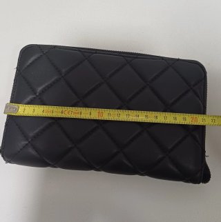 Cartera de mano acolchada negra