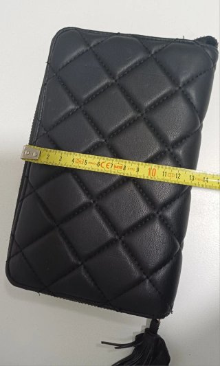 Cartera de mano acolchada negra