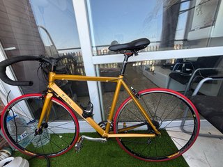 Bicicleta de carretera dorada Campagnolo