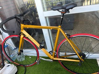 Bicicleta de carretera dorada Campagnolo