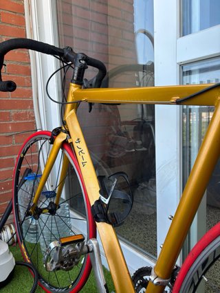 Bicicleta de carretera dorada Campagnolo