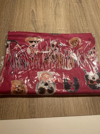 Bufanda grande con perros,cartera roja y pendiente