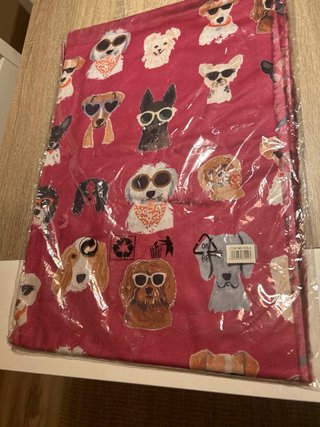Bufanda grande con perros,cartera roja y pendiente