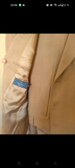 Traje color caramelo