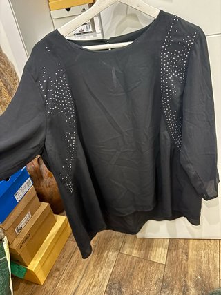Camisa negra con pedrería