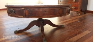 Mesa de centro redonda de madera y piel