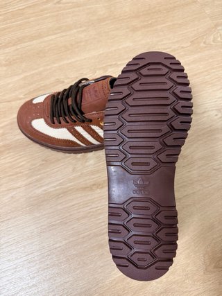 Zapatos Adidas Marrones y Beige