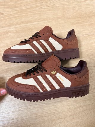 Zapatos Adidas Marrones y Beige