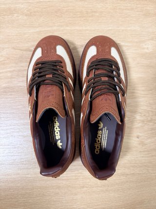 Zapatos Adidas Marrones y Beige