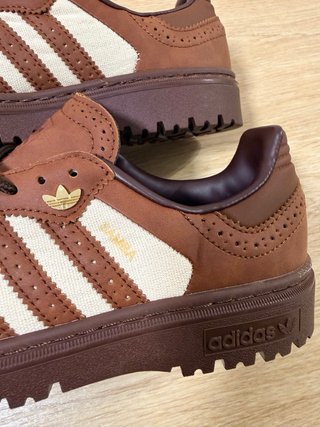 Zapatos Adidas Marrones y Beige