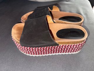 Sandalias esparto plataforma negras y rojas