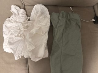 Conjunto de blusa blanca y falda verde