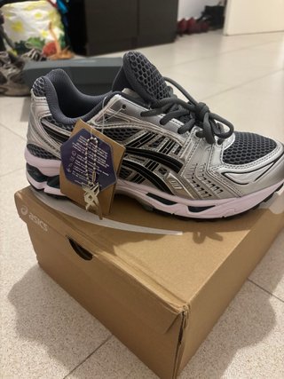 ASICS Gel Kayano 14 gris con detalles verdes